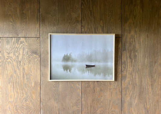 Poster – Ensam roddbåt i dimma